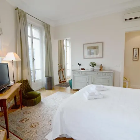 Champs Elysees Apartment